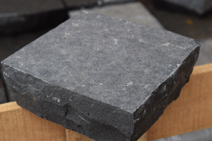 Kassei Basalt platine gebrande top 14x14x5  44st/m² in kist